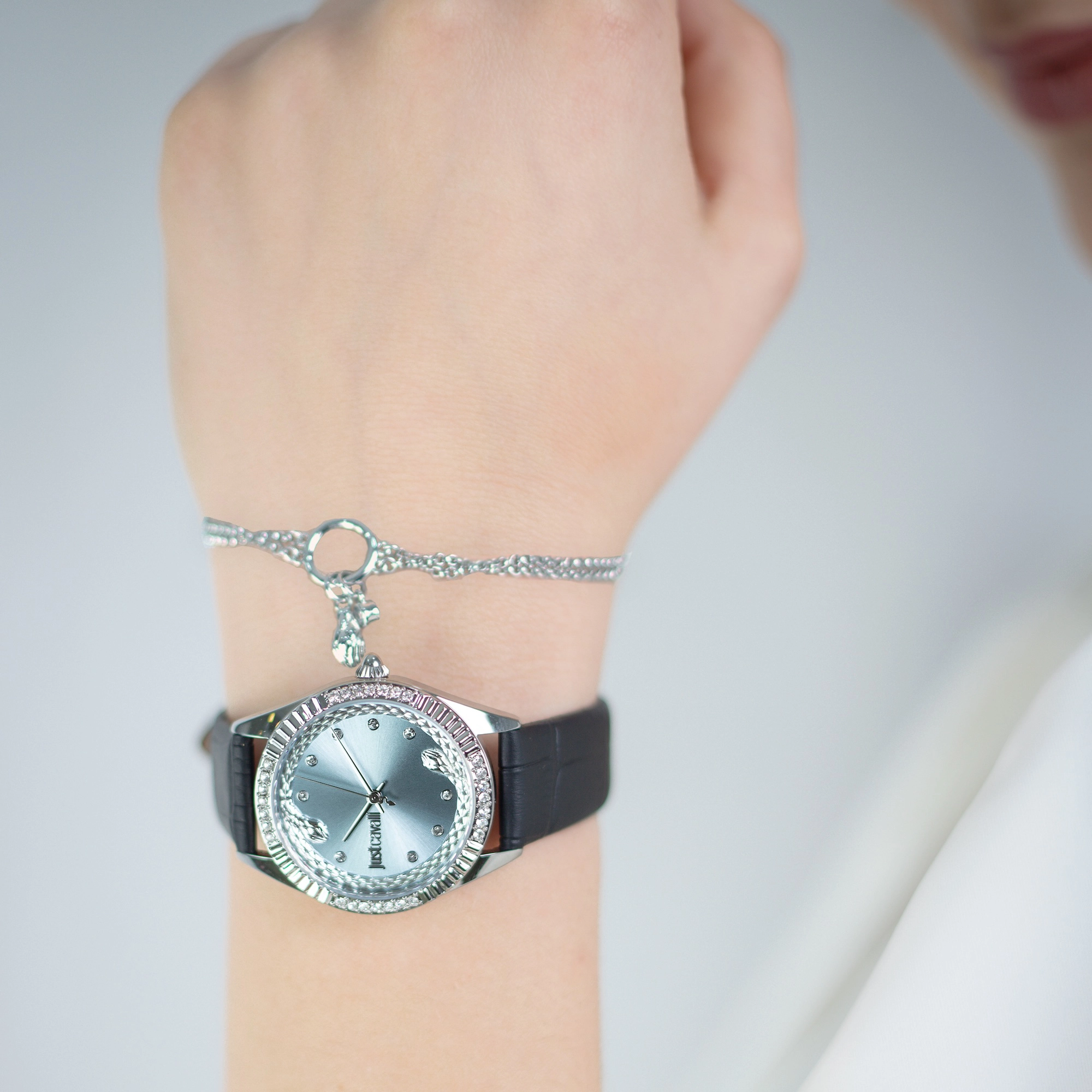 Just Cavalli SET JC1L361 Vittoria Glam JC1L361L0015 weared watch image