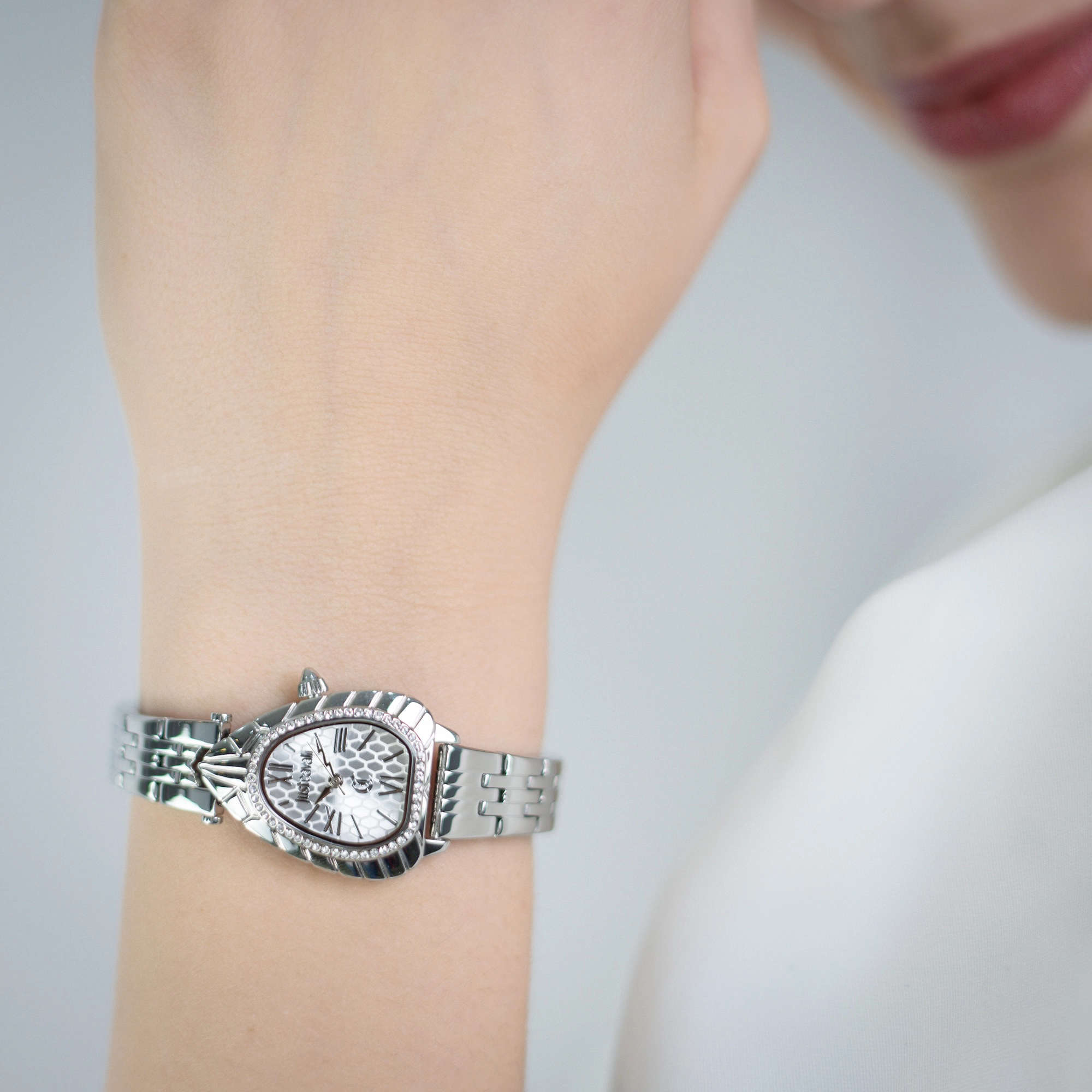 Just Cavalli Animalier JC1L366 Perla JC1L366M0045 weared watch image